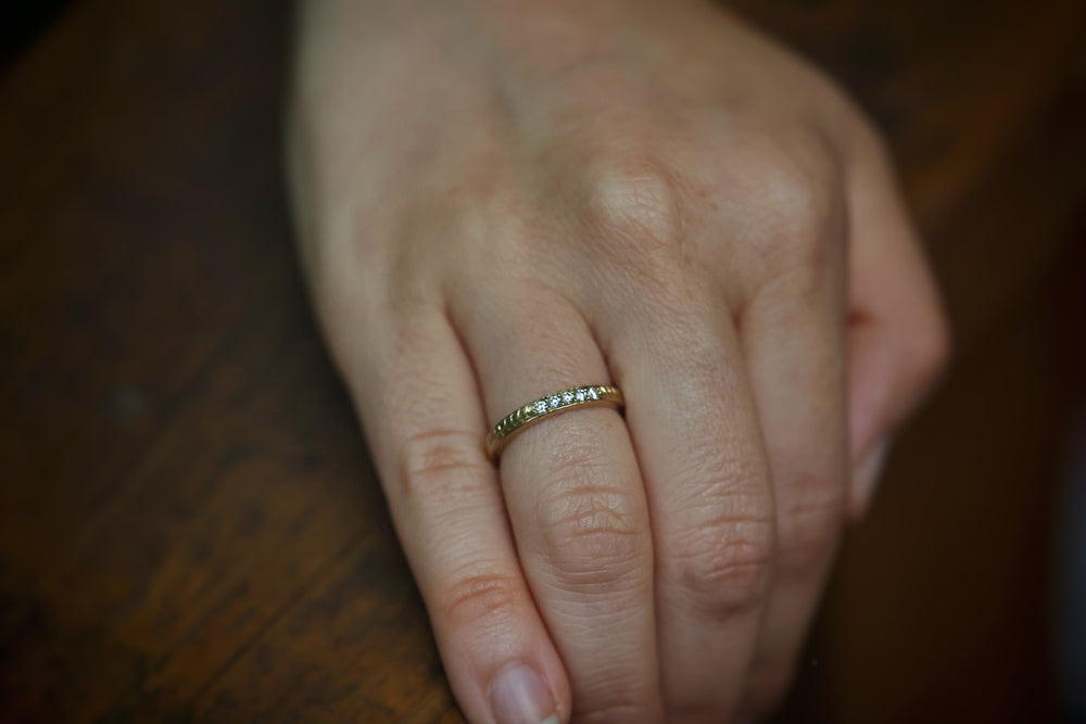 Hand engraved Gold ring with diamonds